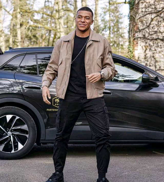 九游体育APP-姆巴佩重返赛场，表现优异首场状态出色，FPX观众沸腾！赛场气氛高涨-九游体育APP